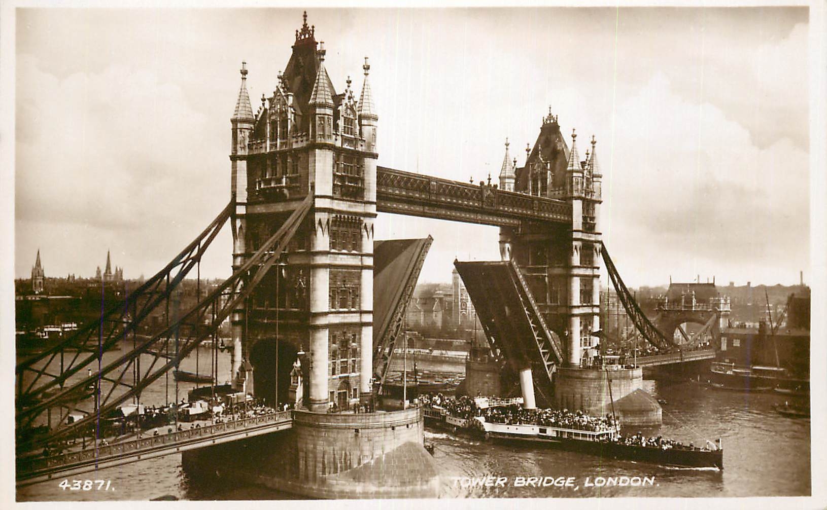 CPM Tower Bridge London Bateau