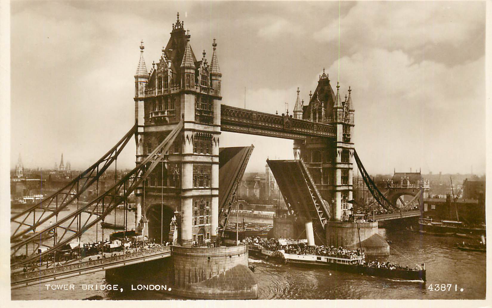 CPM Tower Bridge London Bateau