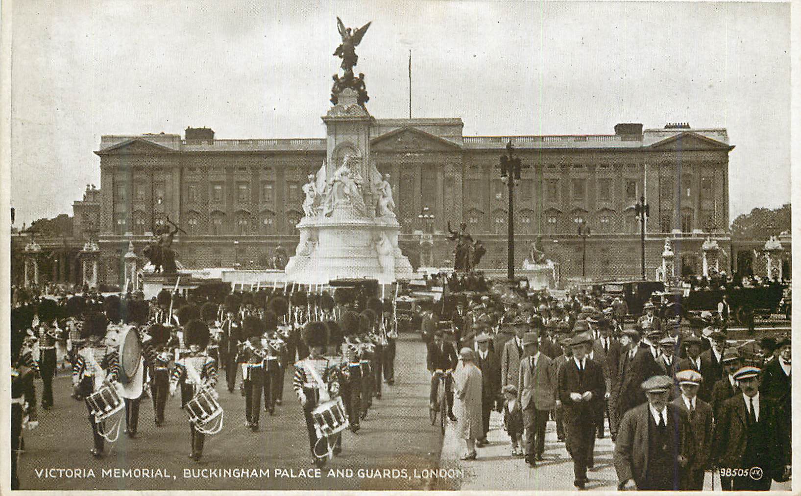 CPM Victoria Memorial Buckingham Palace and Guards London Militaria