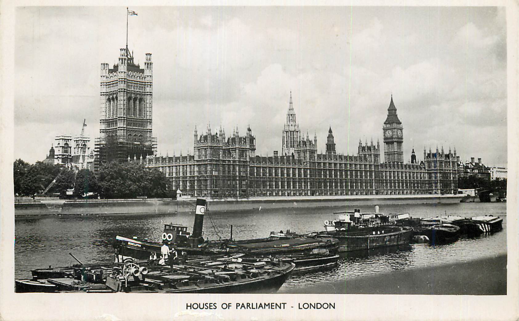 Houses of Parliament - London — uitzicht op de rivier met boten — zonder uitgever of zichtbaar nummer