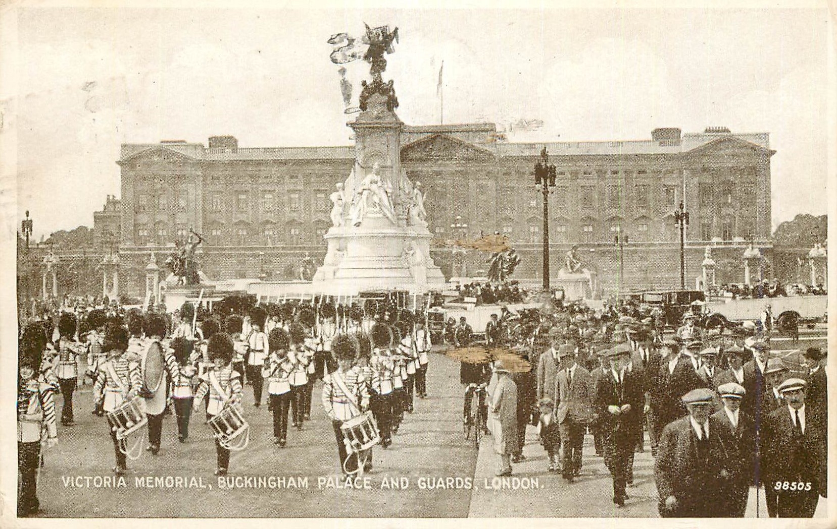 CPM Victoria Memorial Buckingham Palace and Guards London Militaria