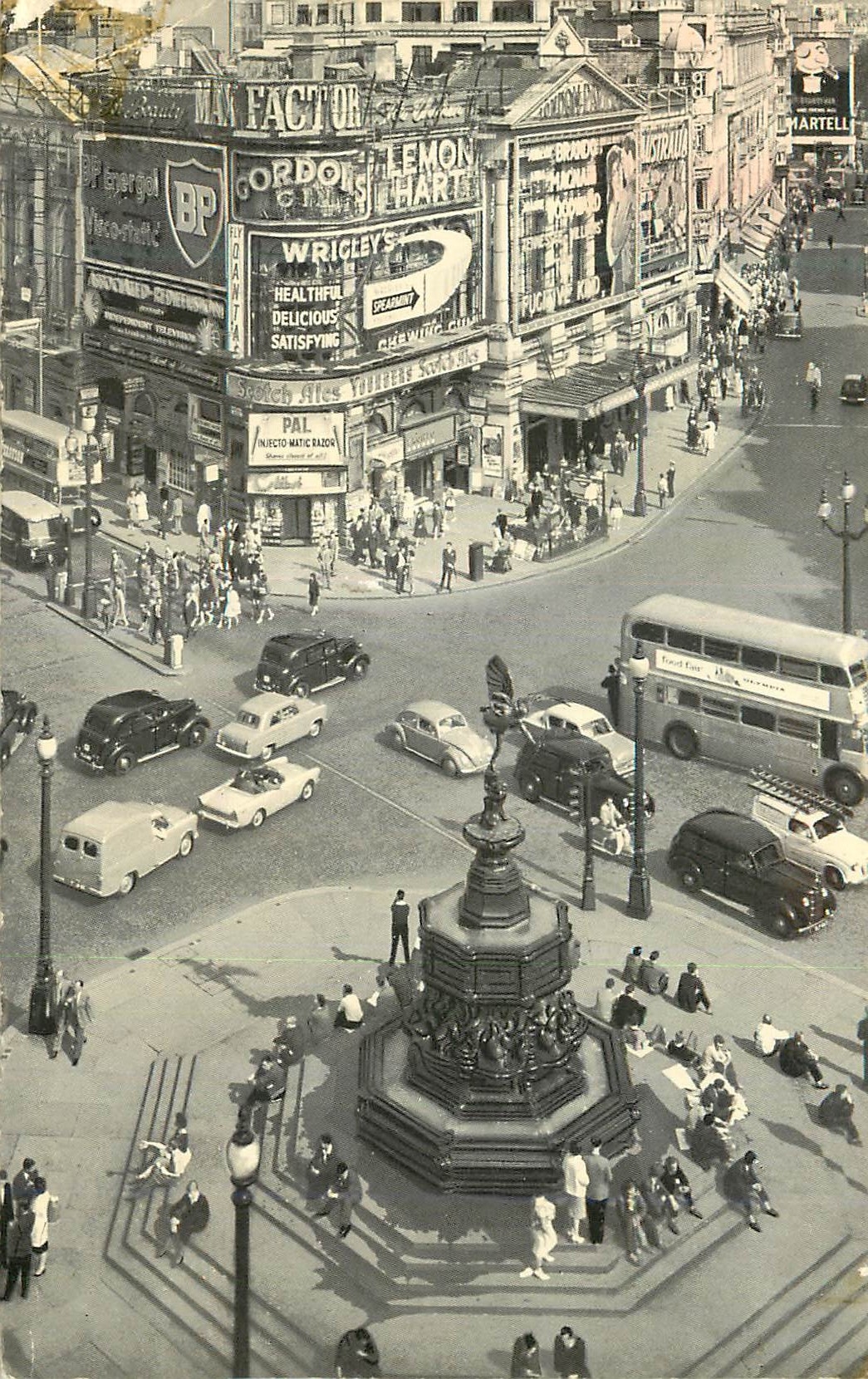 CPM Piccadilly Circus London Autobus BP British Petroleul Wrigles