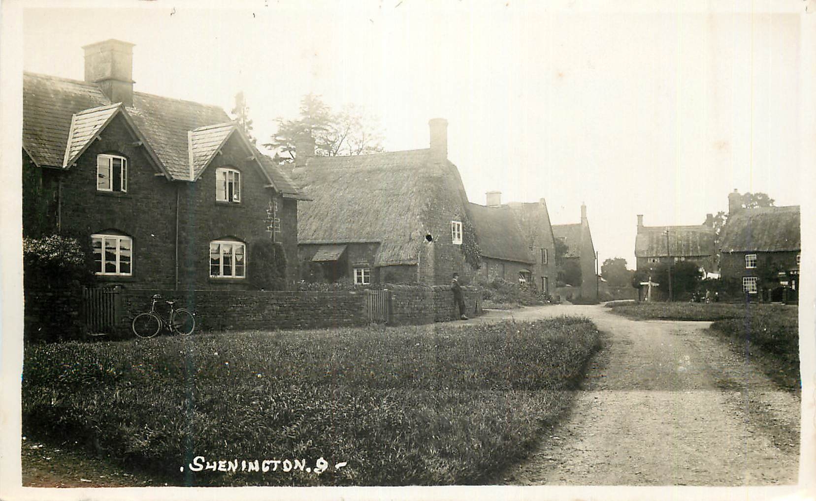 Shenington — village avec maisons à pignon et toits de chaume — Frank Packer, Chipping Norton