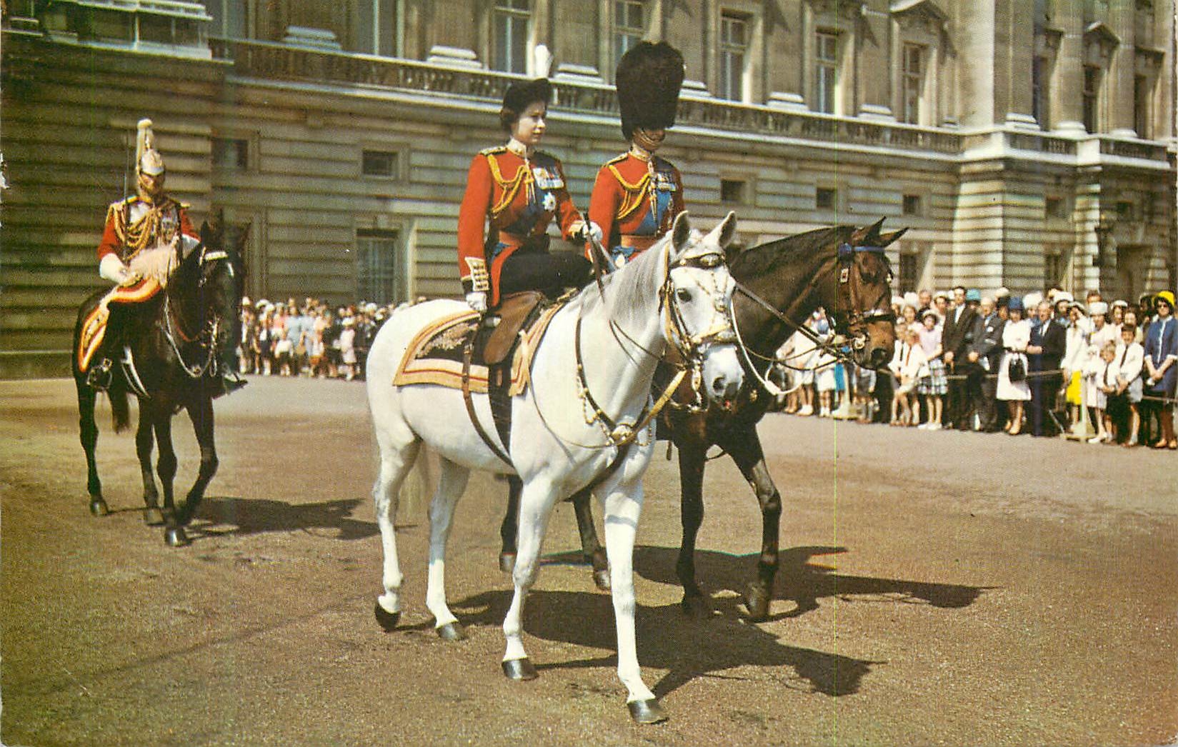 La Reine Élisabeth II et le Prince Philip — à cheval devant le Palais de Buckingham — éditeur PTI1059