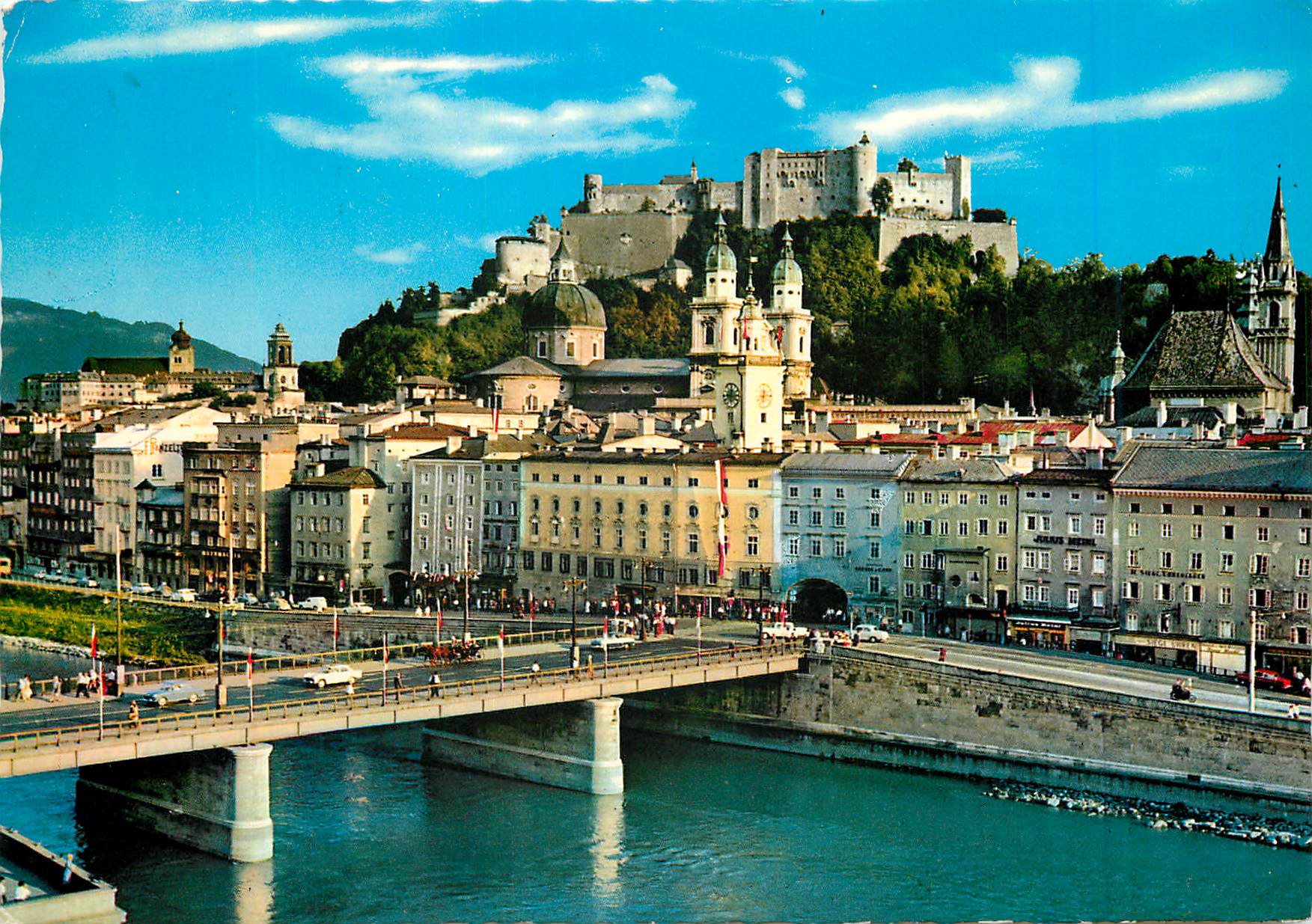 CPM La Ville du Festival  Salzburg Le pont Principal avec la Forteresse et la Riviere Salzach