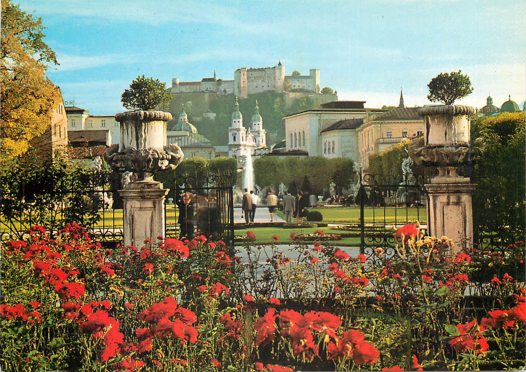 CPM Salzbourg Jardin de Mirabell vers la Cathedrale et Forteresse Hohensalzburg