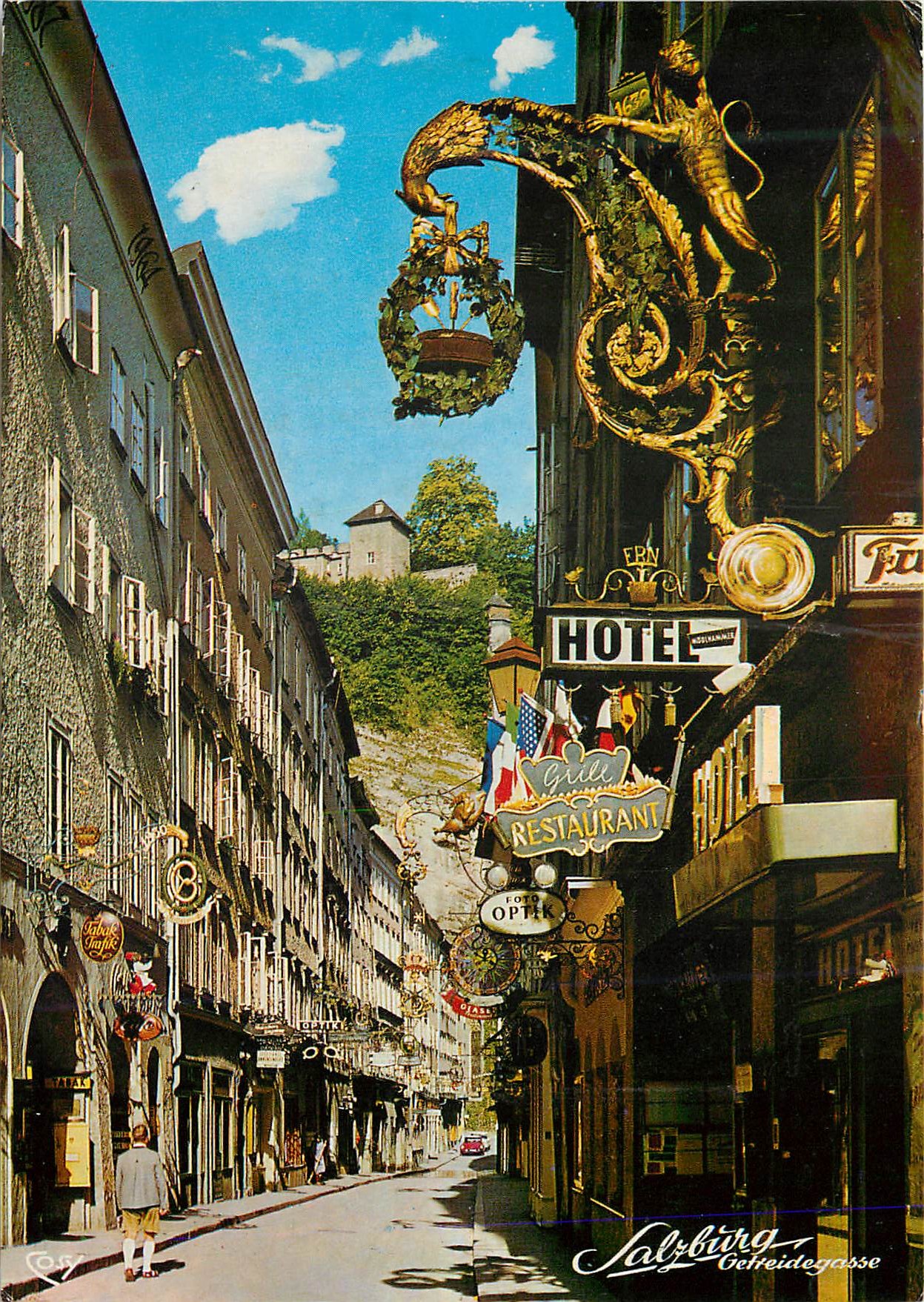 CPA Malerisches Salzburg Getreidegasse Gegen Monchsberg (rue des grains) avec ses Vieilles Enseignes