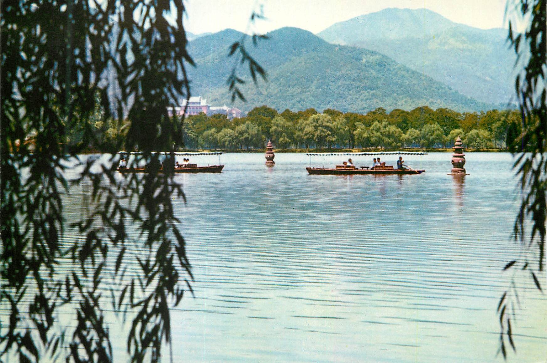 CPM Le Lac de L'Ouest Les Trois Gouffres Refletant la Lune
