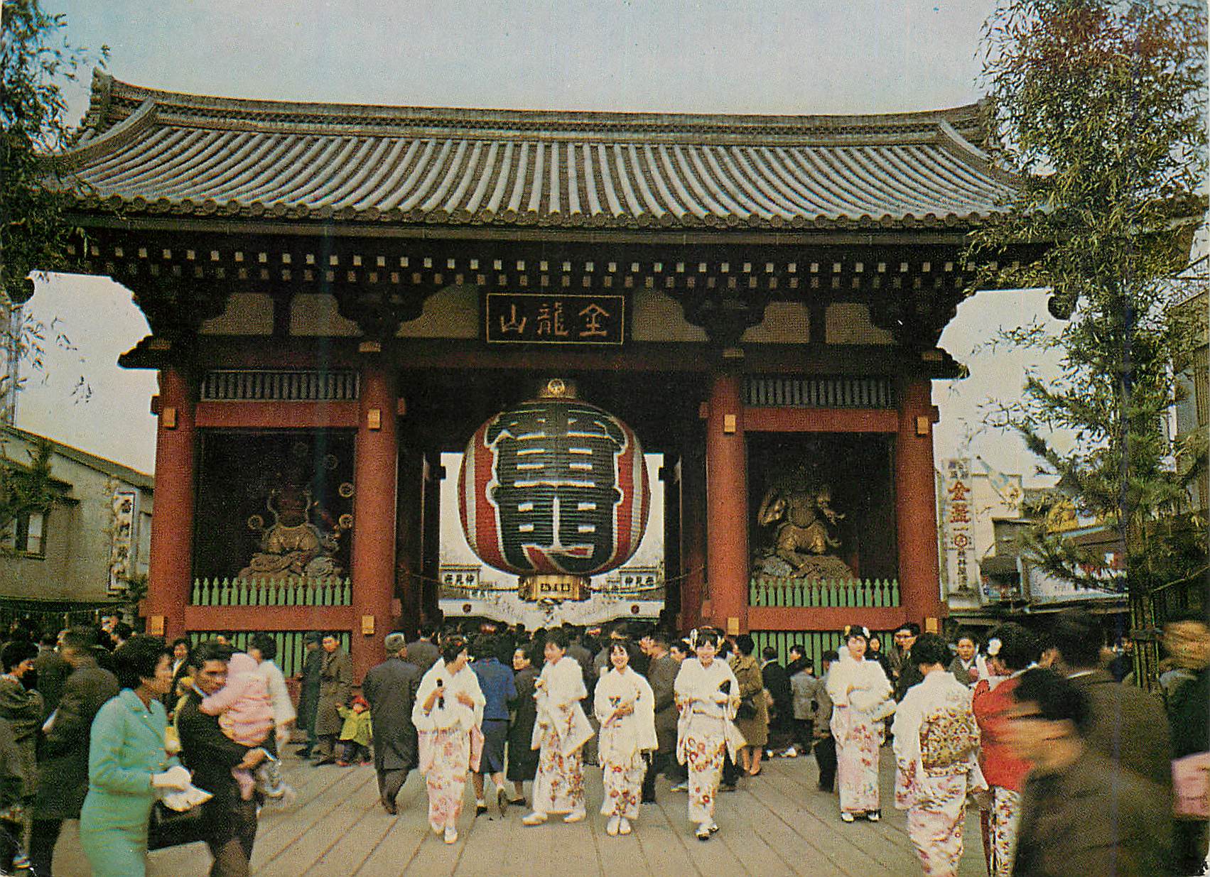 CPM Kaminarimon Asakusa depicts a Typical Japanese Atmosphere