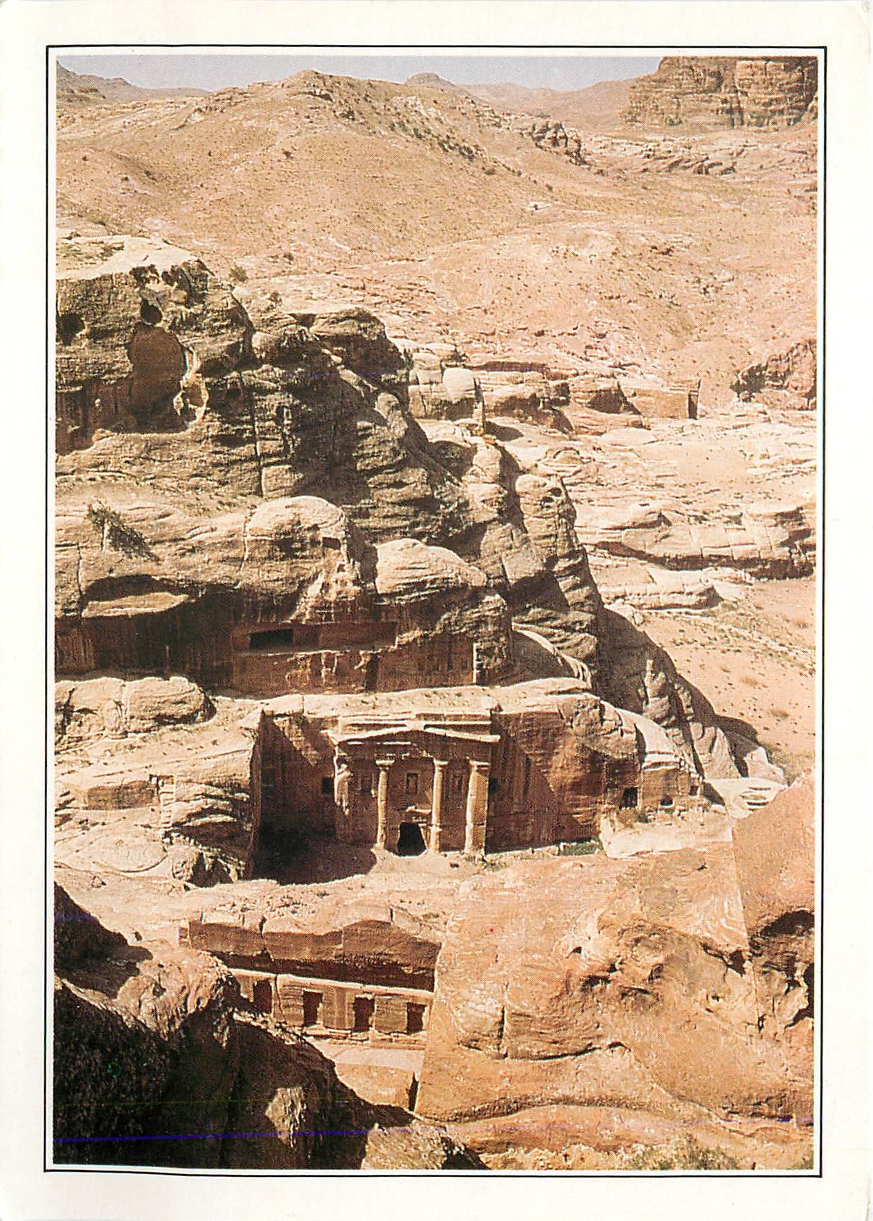 CPM Petra Tombeaux En Jordanie entre Mer Rouge et Mer Morte dans une region de Montagnes desertique se trouvent les vest