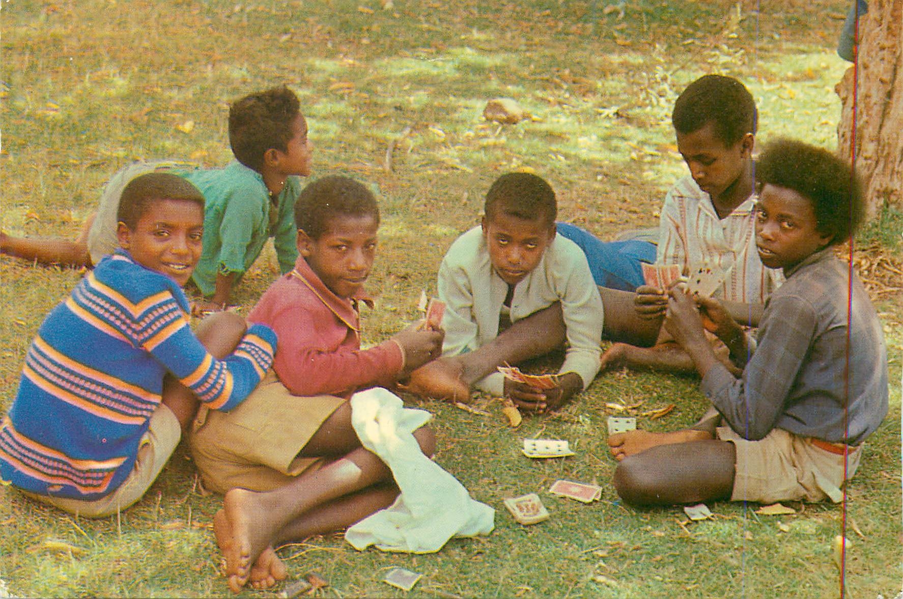 CPM Fnfants D'Ethiopie Jouant aux Cartes Ces Visages Ouverts Sur L'avenir Espoir d'un Peuple