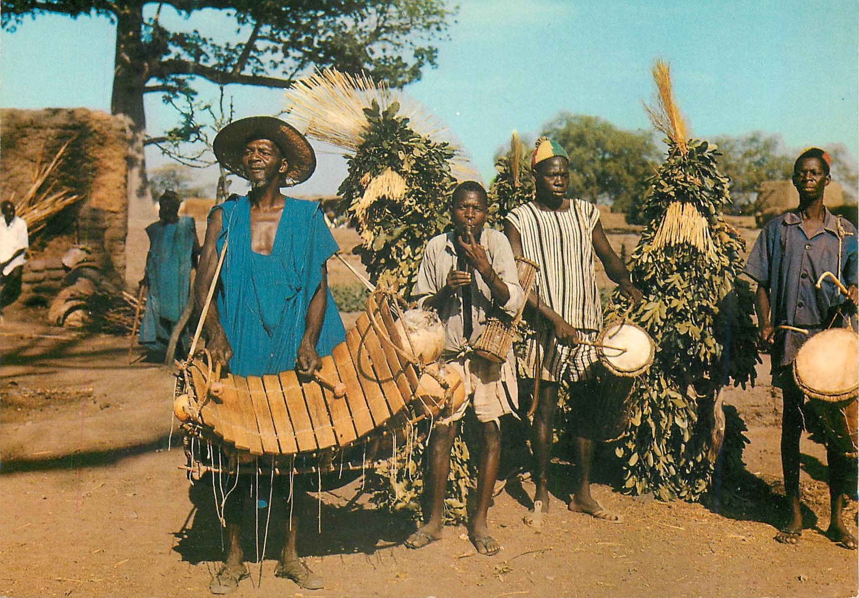 CPM Afrique en Couleurs Folkore Africain Musiciens et Danseurs