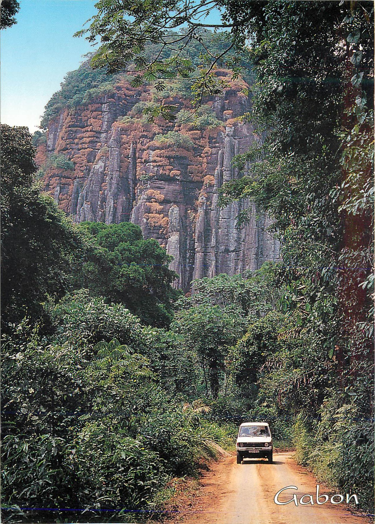 CPM Le Gabon en Tropicolor Piste pres de Medouneu