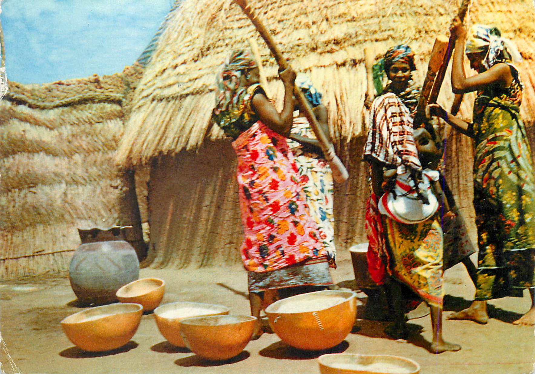CPM Du Pole Nord au Pole Sud Femmes Pilant le Manioc Ghana