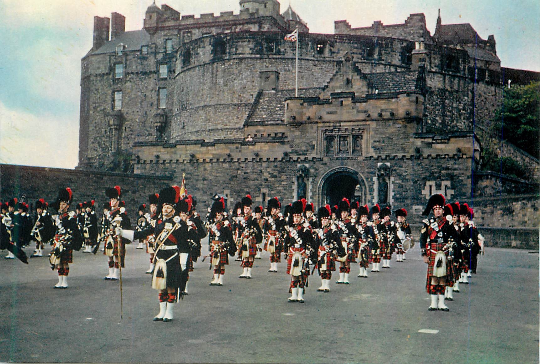 Le château d'Édimbourg — Bande de cornemuses du 1er bataillon de la Black Watch — J. Arthur Dixon