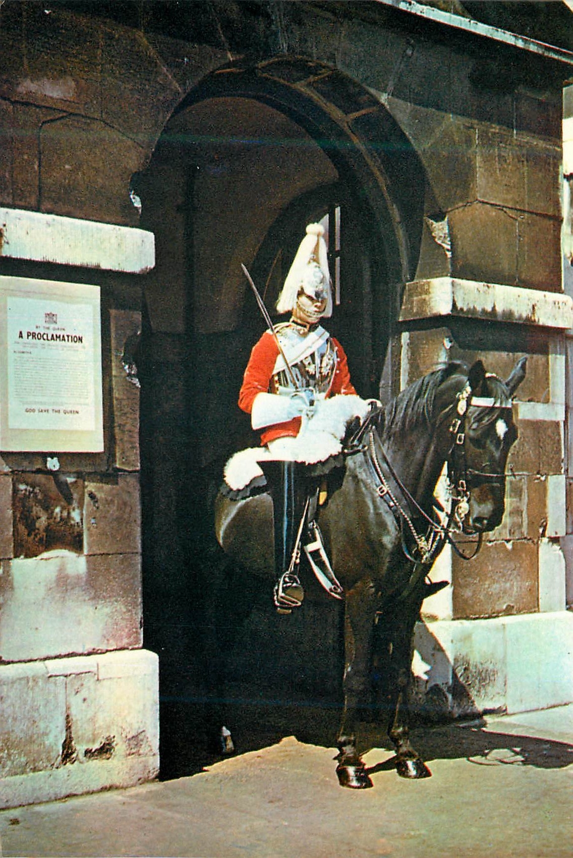 CPM London Mounted sentry Horse Guards Whitehall Cheval Militaria