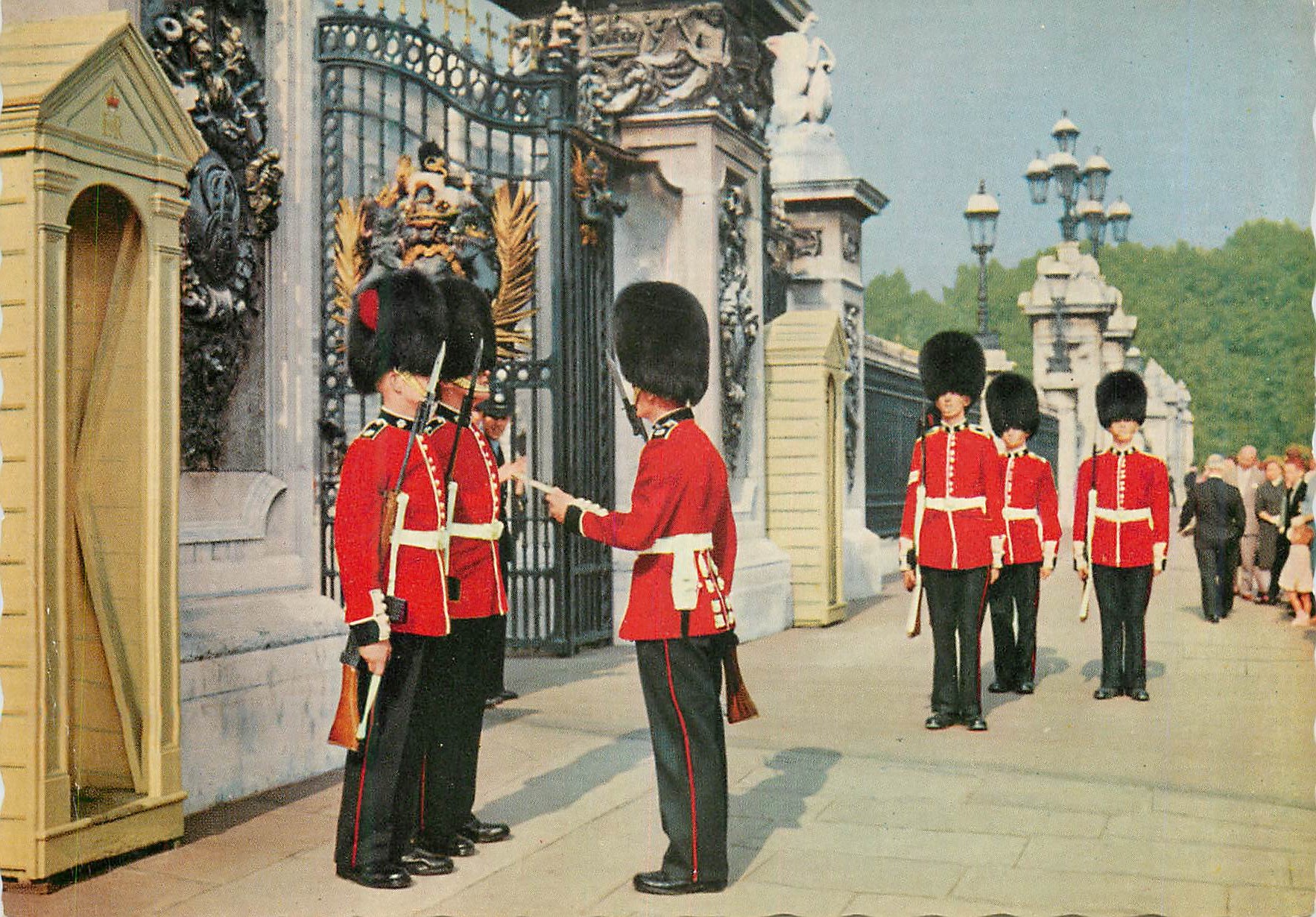 CPM Changing the Guard Buckingham Palace Militaria