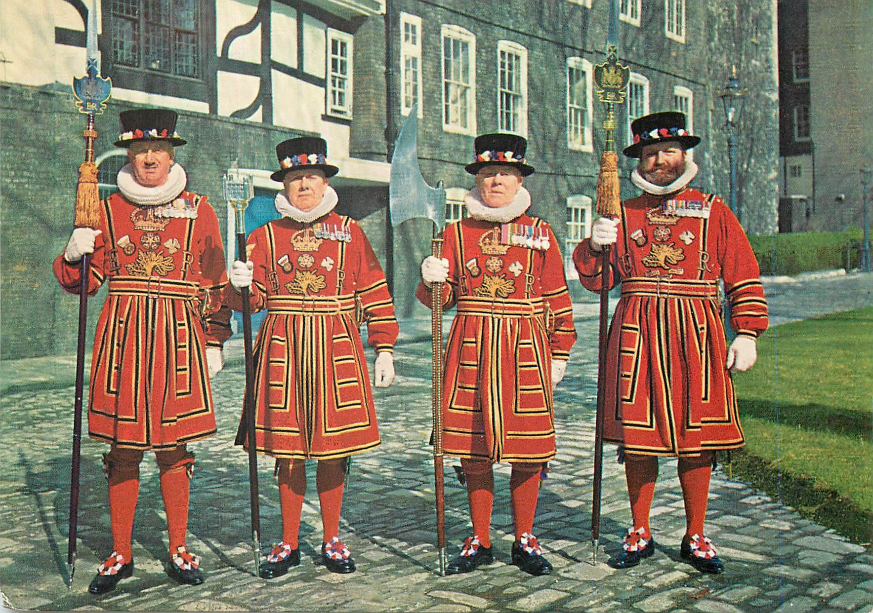 CPM La tour de Londres Yeomen en Grande Tenue Folklore Militaria