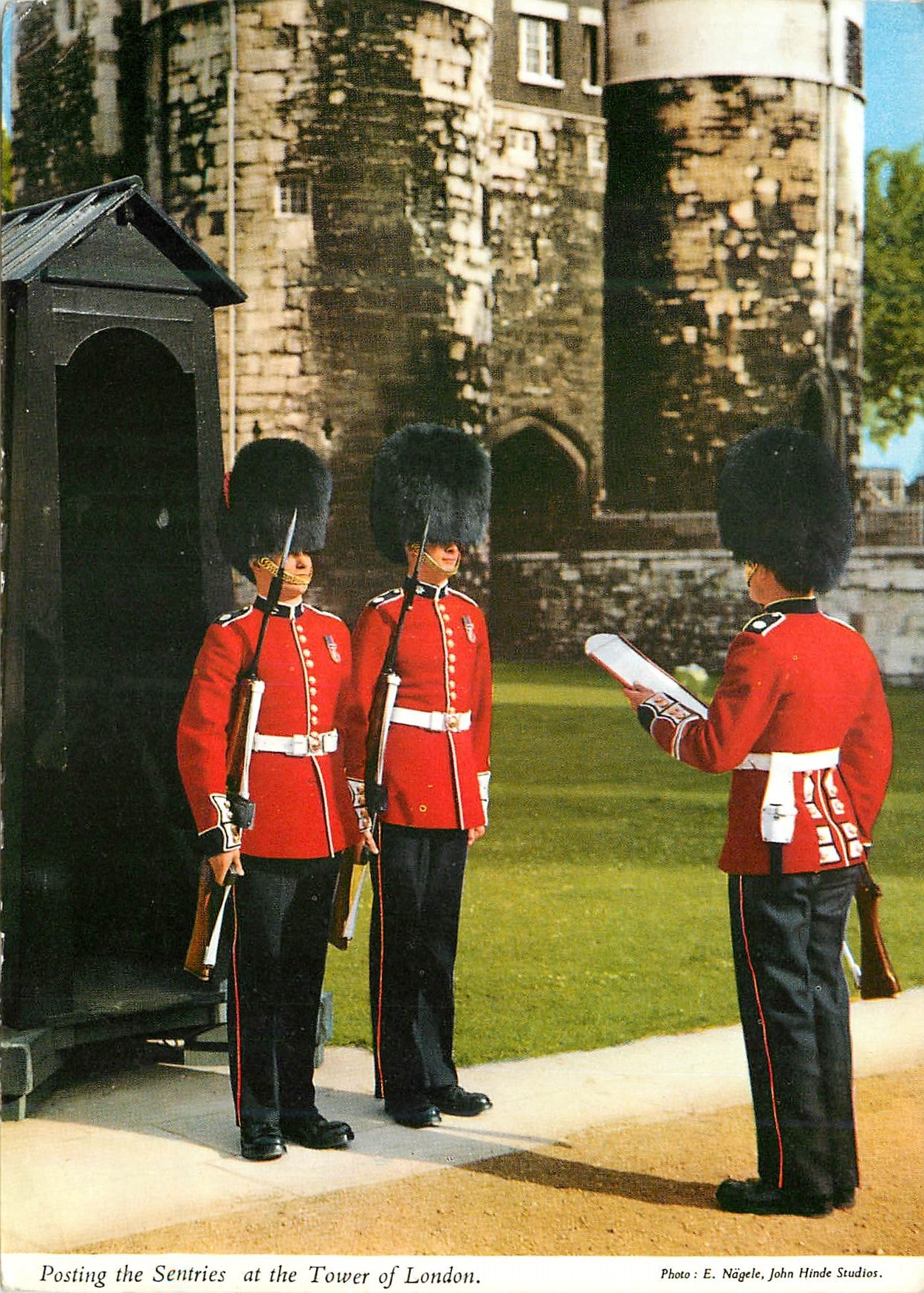 CPM Posting the Sentries at the Tower of London Militaria