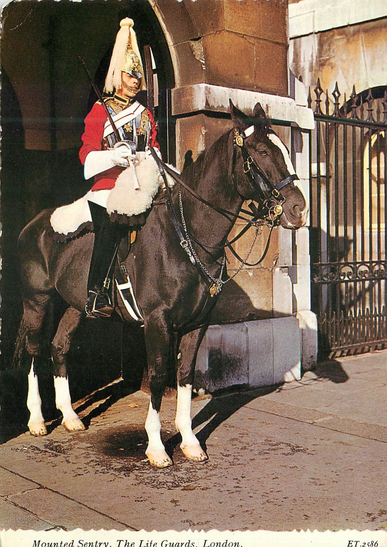 CPM Factionnaire a Cheval Appartenant a la Garde de la Maison de la Reine au Horse grards Parade a Londres Militaria