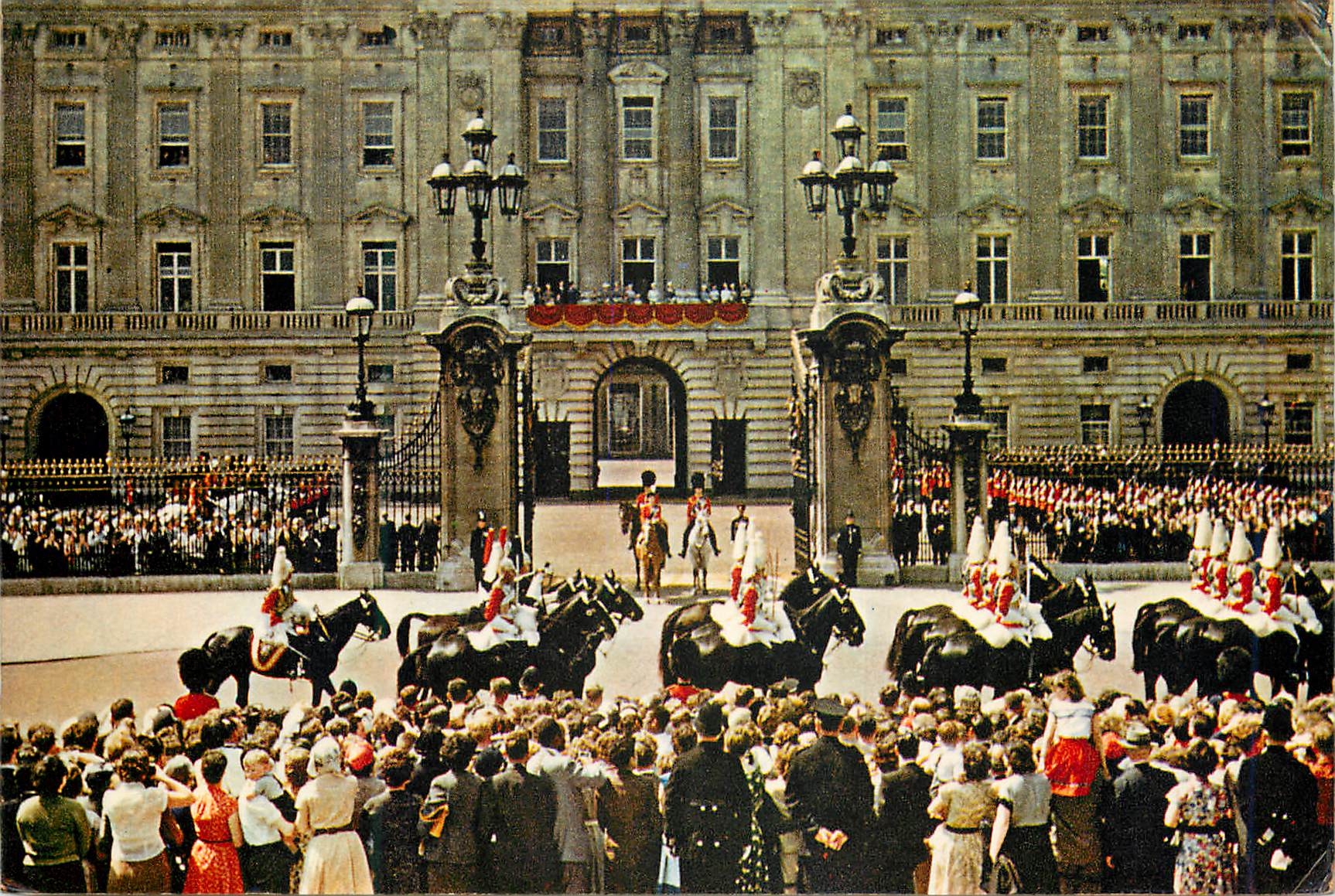 CPM HM The Queen at the Entrance to Buckingham Palace After the Ceremony of Trooping the Colour Militaria