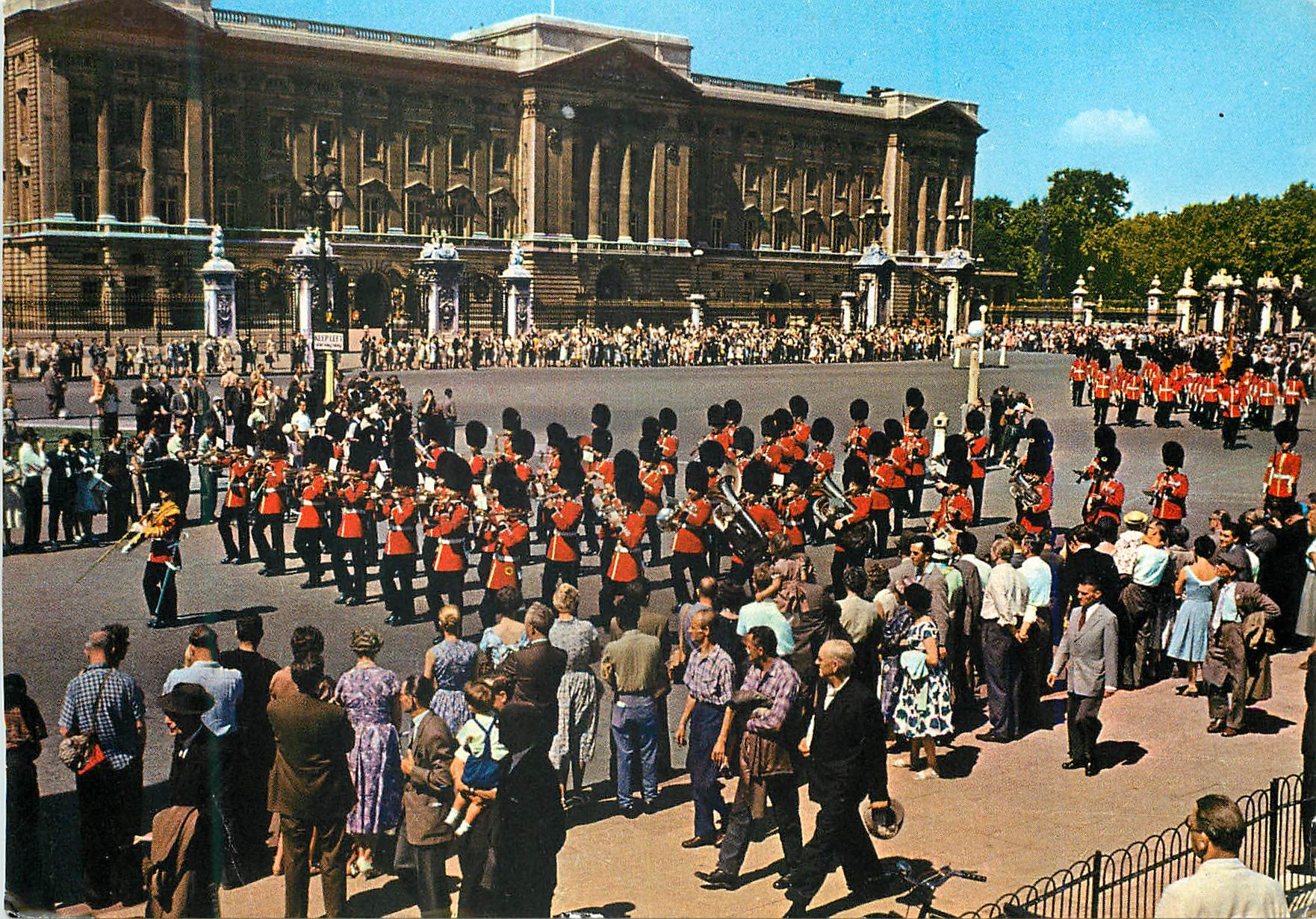 Guards Band Leaving Buckingham Palace, London — Published by A. V. Fry & Co. Ltd. — N° 8923