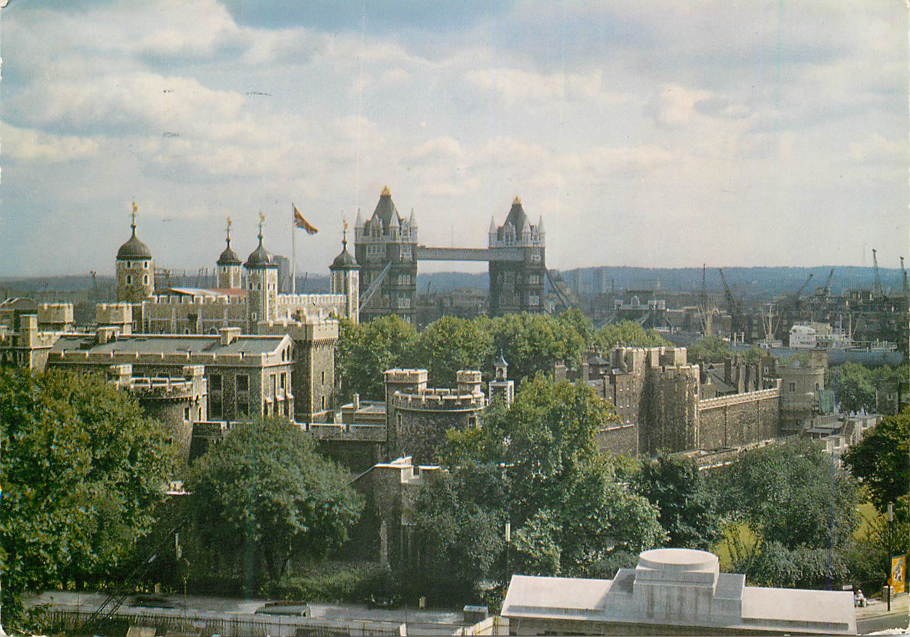 CPM La Tour de Londres La Tour et le Pont de la Tour Vus de l'Immeuble de la Direction du Port de Londres