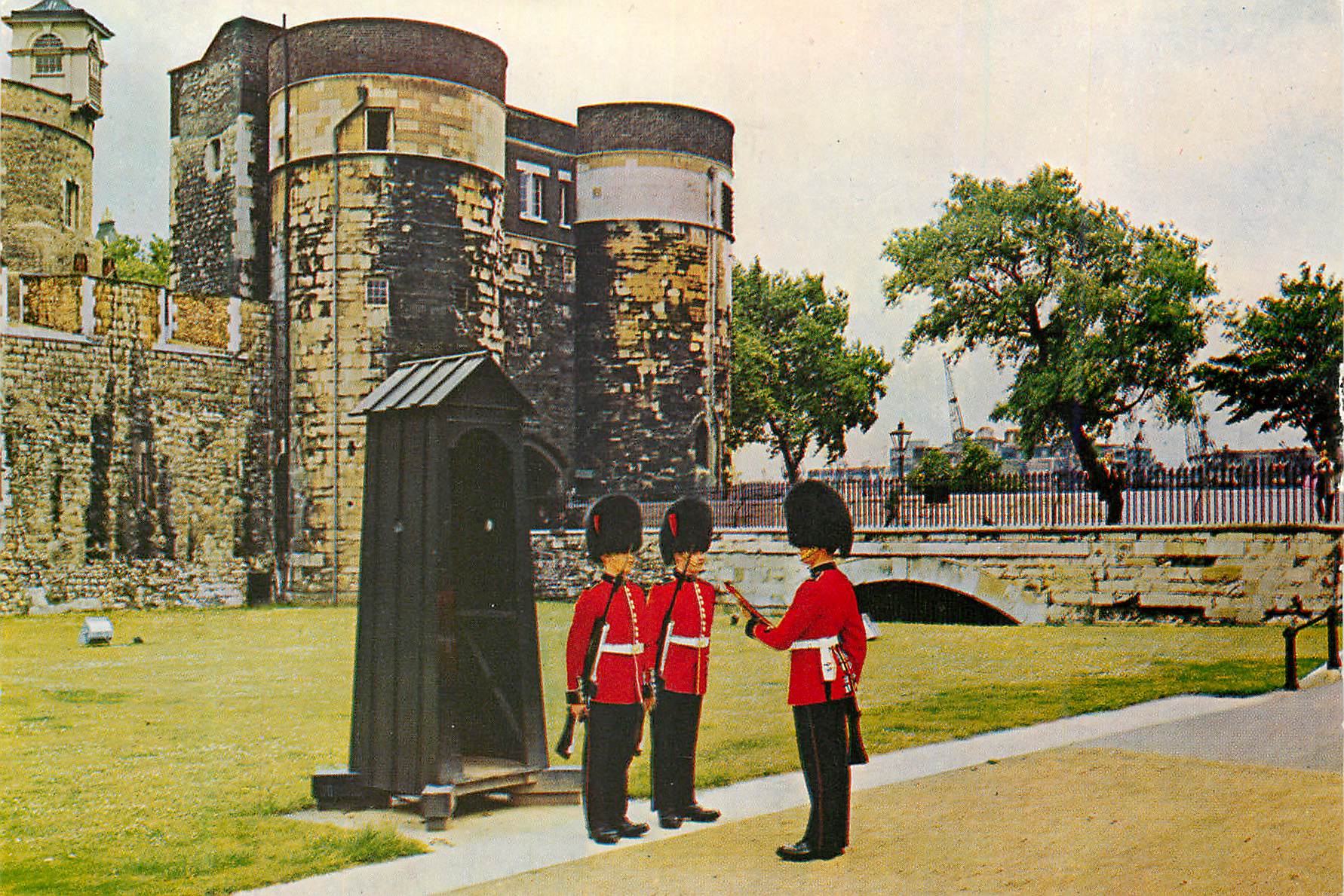 CPM Tower of London Changing the Guard Militaria