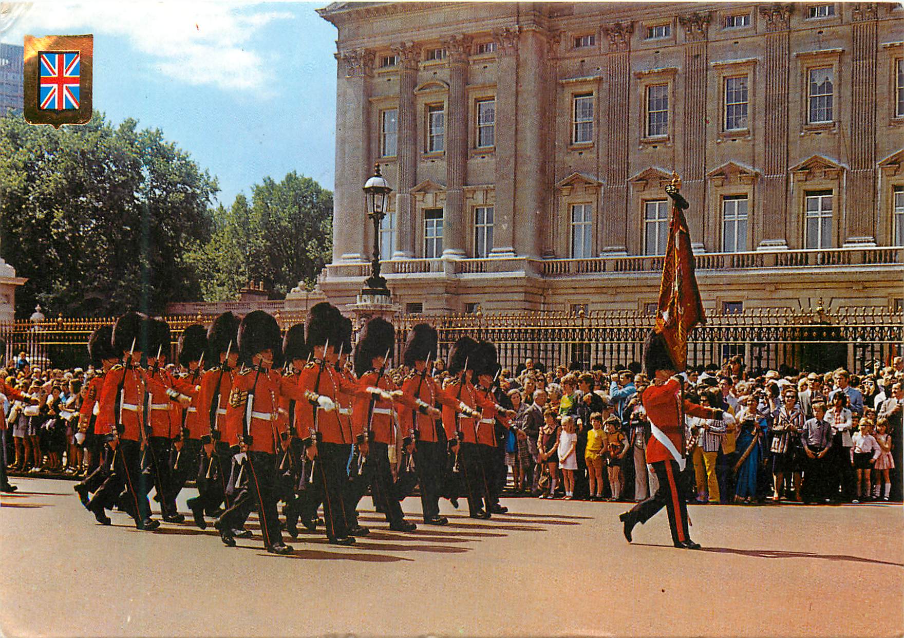 CPM La Parade de la Garde de la Reine Militaria