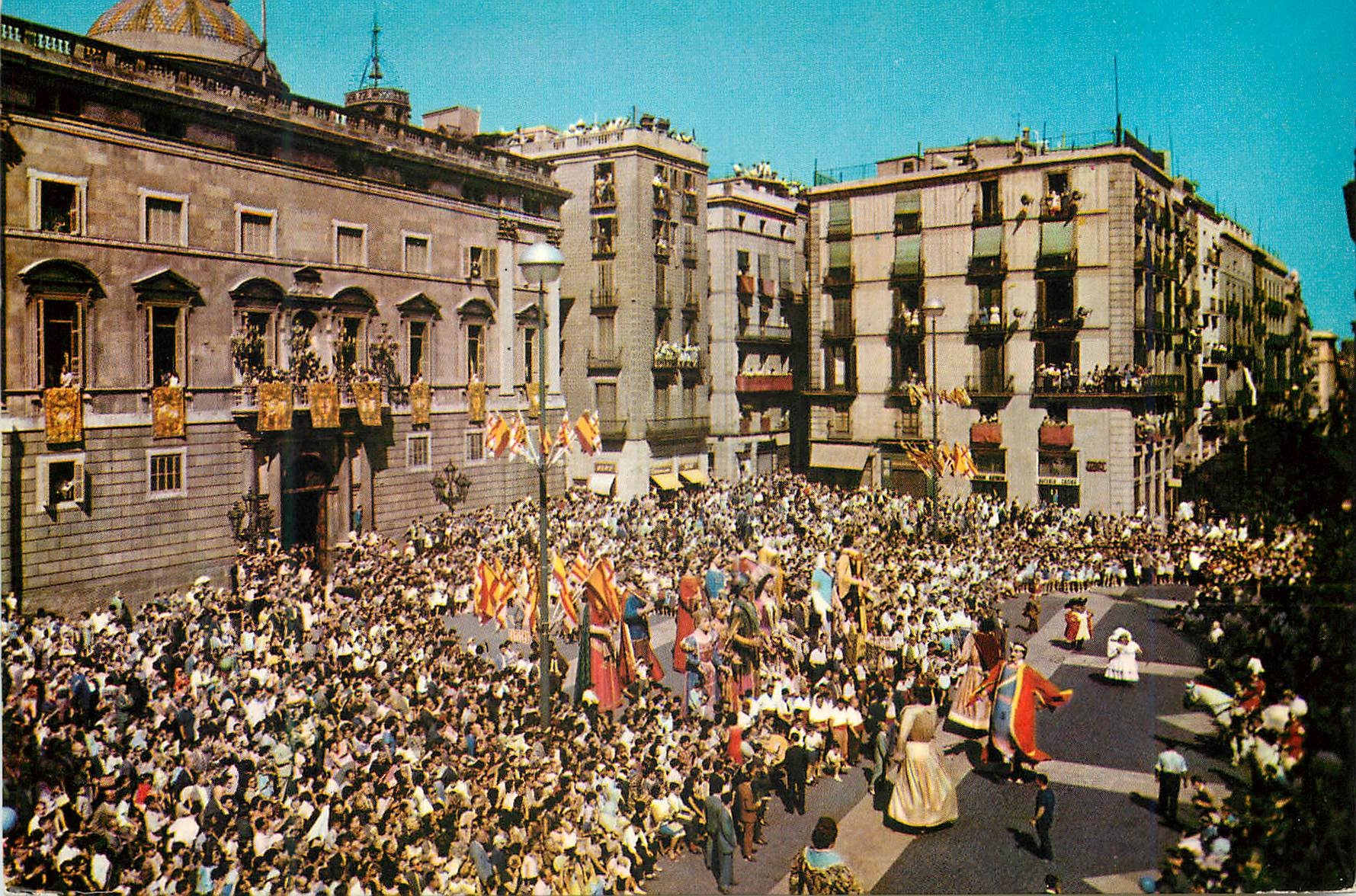 CPM Barcelona La Place Saint Jacques au Cours des Fetes