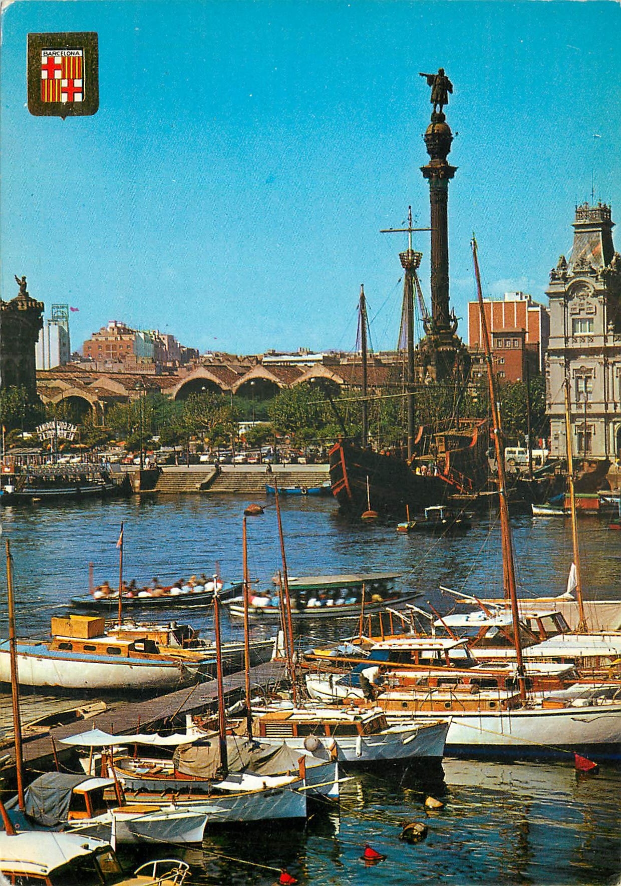 CPM Barcelona Vue Partielle du Port et Monument a Christophe Colomb Bateaux