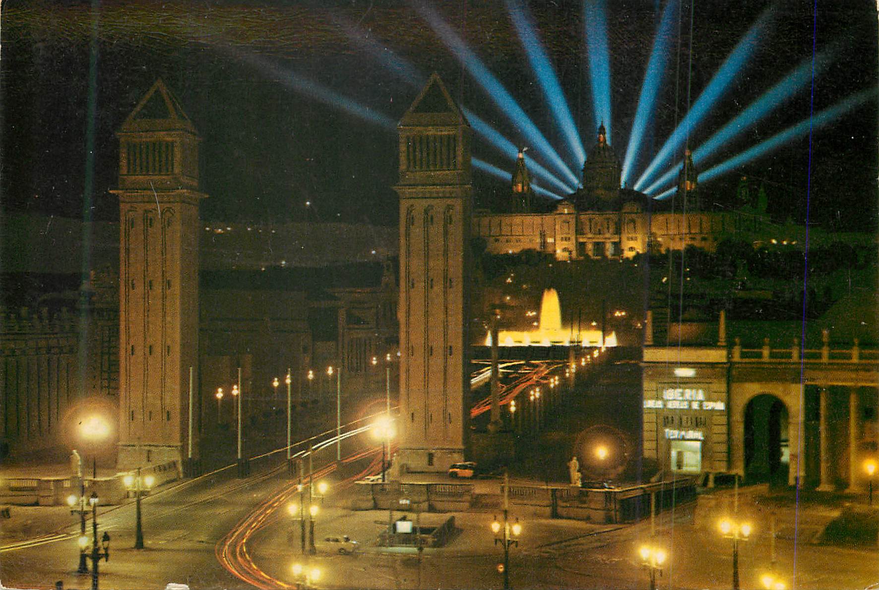CPM Barcelona le Grand Jet d'Eau et Palais National Depuis Place Espagne La Nuit