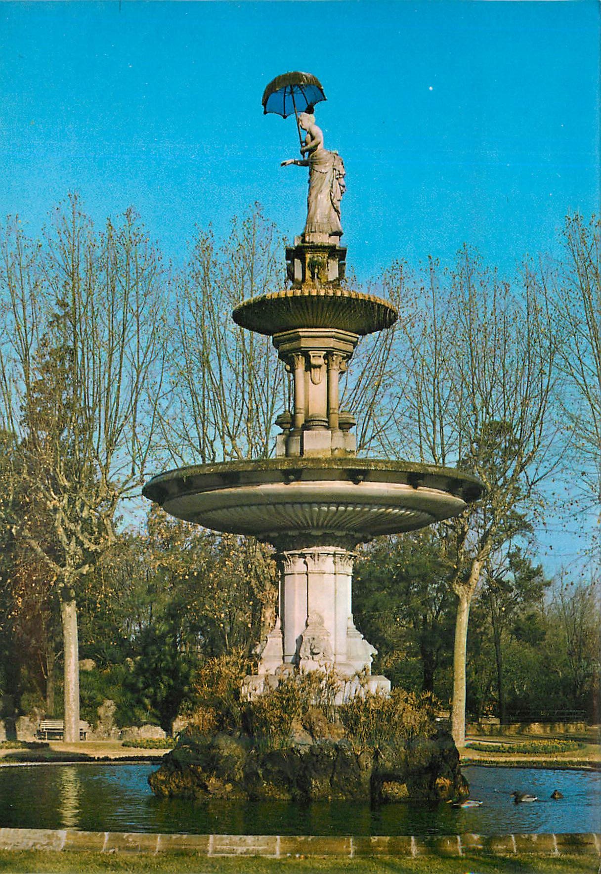 CPM Barcelona Barcelona Parc de la Ciudadela Dame du Parapluie