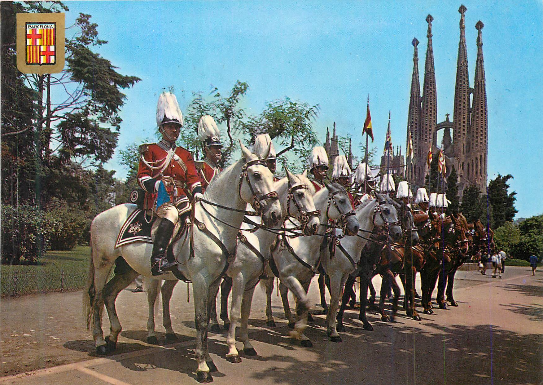 CPM Barcelona avec Uniforme de Gala Au Fond le Temple de la sacree Famille Militaria