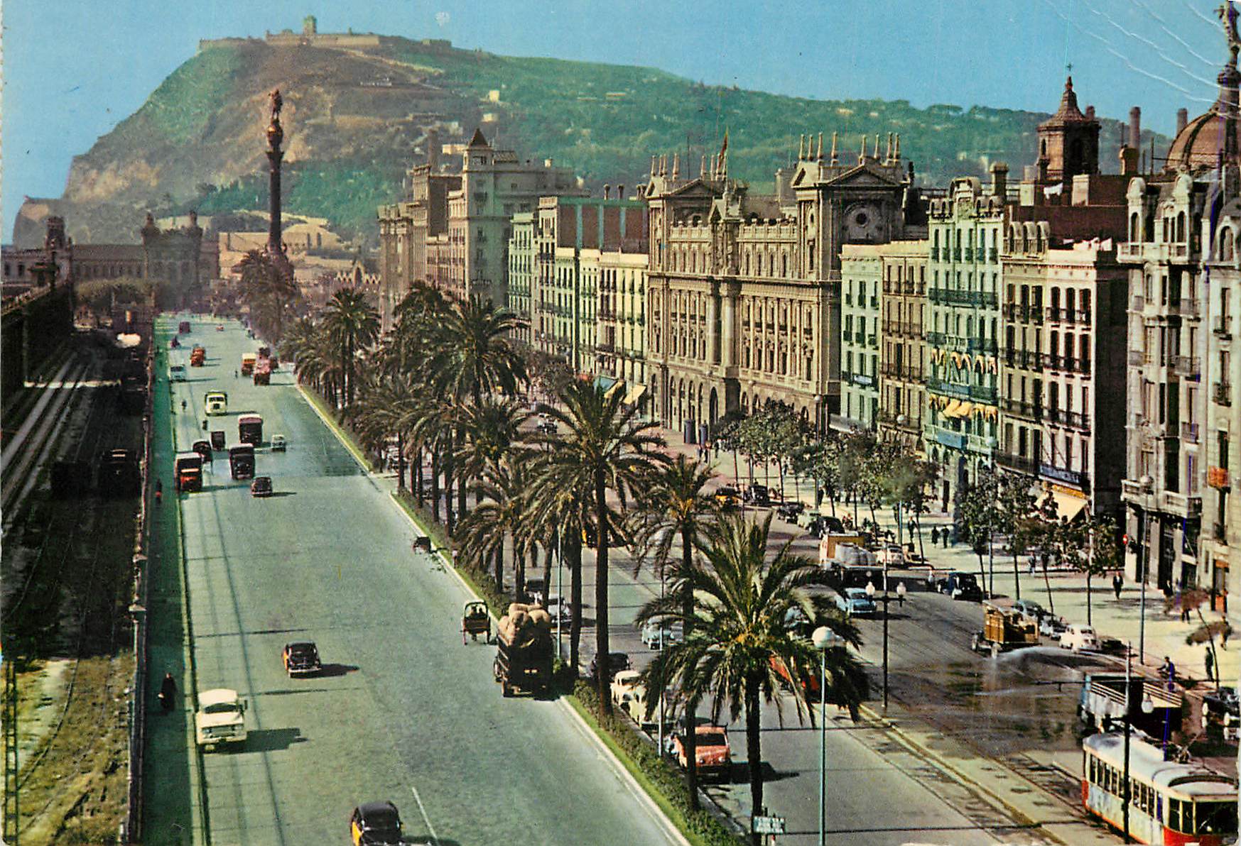 CPM Barcelona Avenue de colomb Au Fond Montjuich