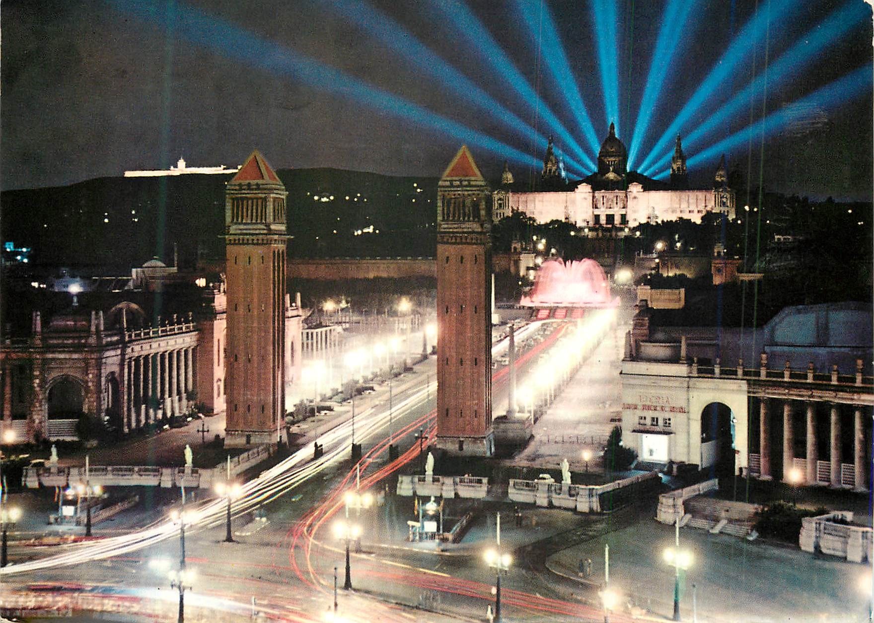 CPM Barcelona Entree de la foire International et Palais National de Montjuich la Nuit