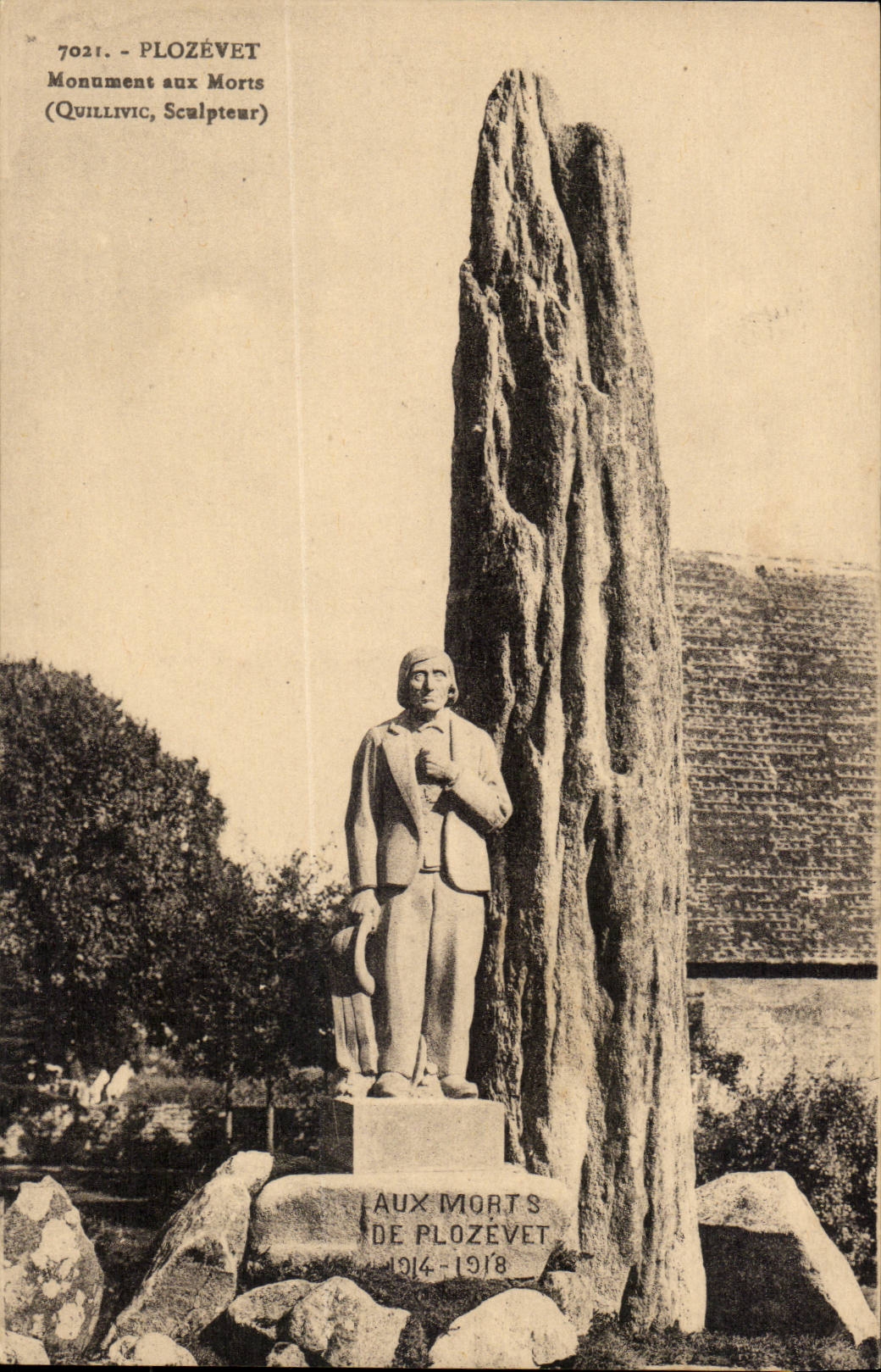 Plozevet CPA Monument aux morts (Quillivic sculpteur)