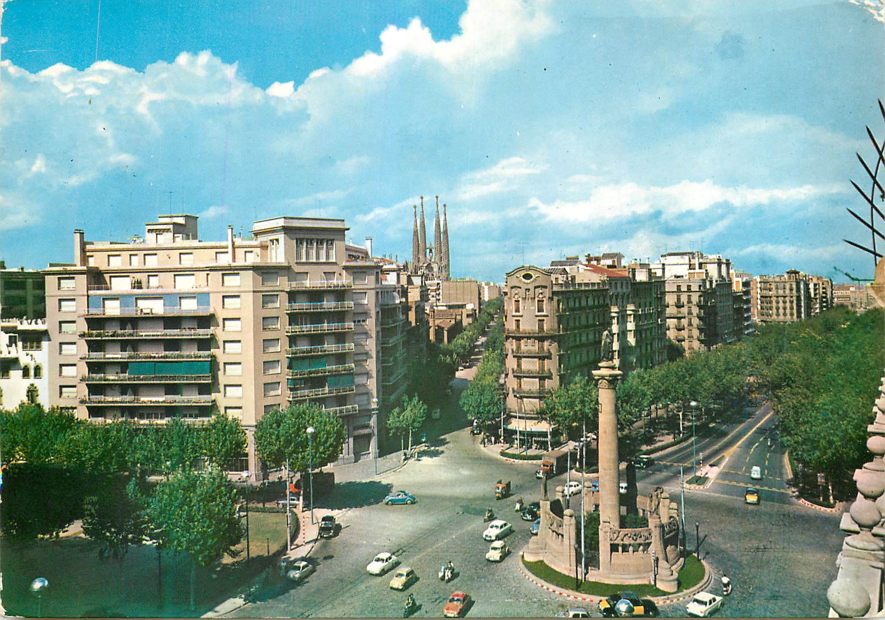 CPM Barcelona Avenue du Generalismo et Sainte Famille au Fonds