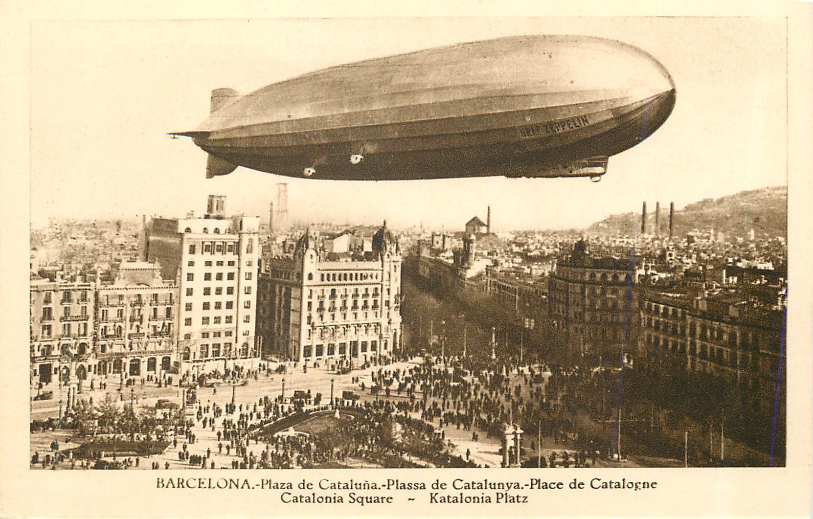 CPA Barcelona Place de Catalogne Dirigeable Zeppelin