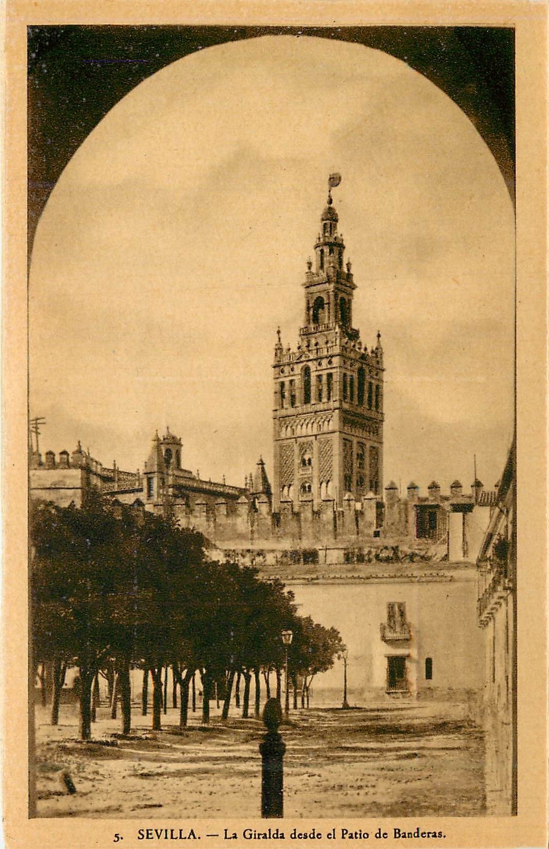 CPA Sevilla La Giralda Desde el Patio de Banderas
