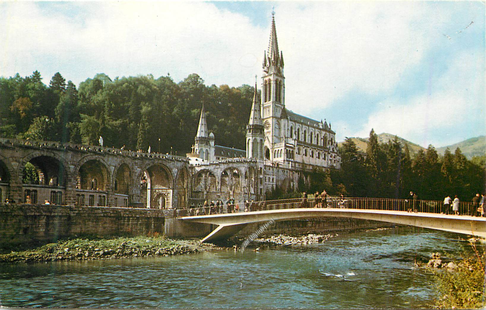 CPM Lourdes (Hautes Pyrenees) La Basilique et le Gave