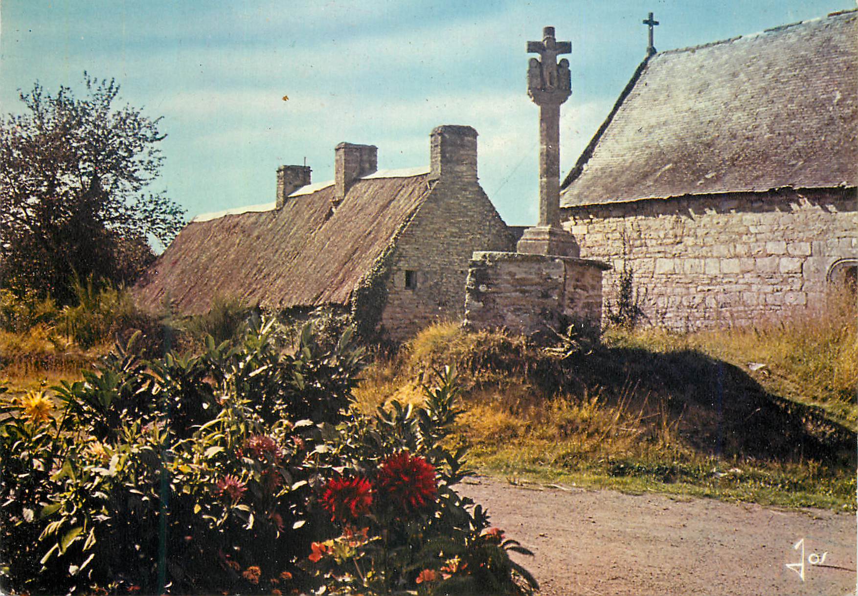 CPM La Bretagne en Couleurs Petit Village Breton Ses Chaumieres et son Calvaire