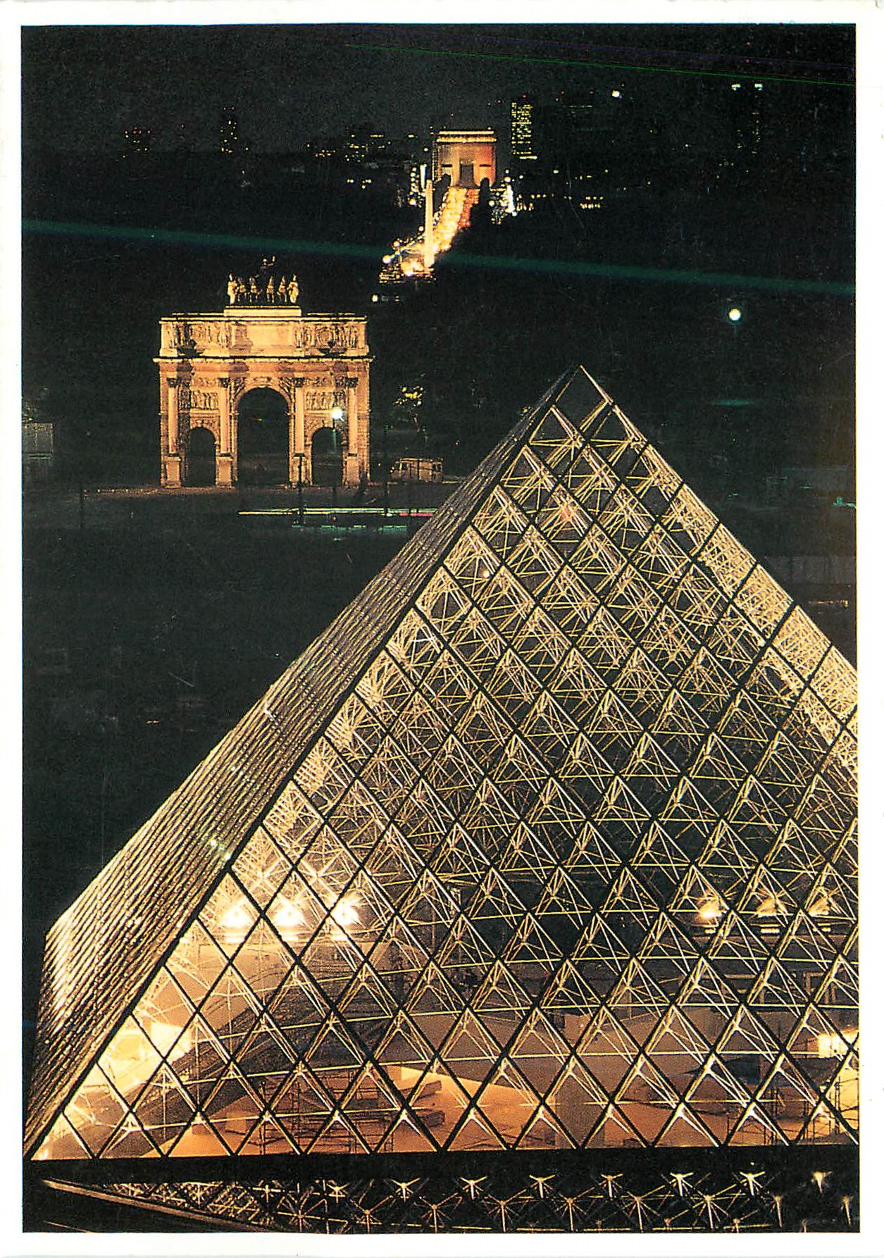 CPM Musee du Louvre La Pyramide  Le Carrousel L'Obelisque l'Arc de Triomphe et la Defense Vus du Toit du Louvre