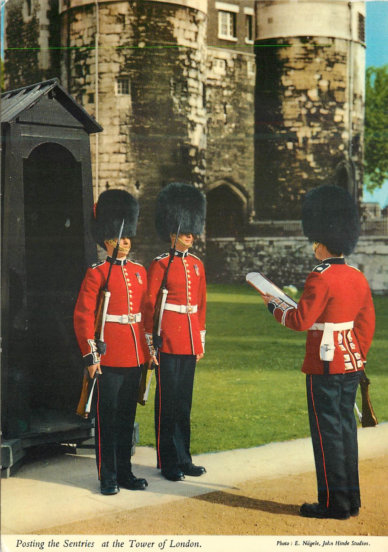 CPM Posting the Sentries at the Tower of London Militaria