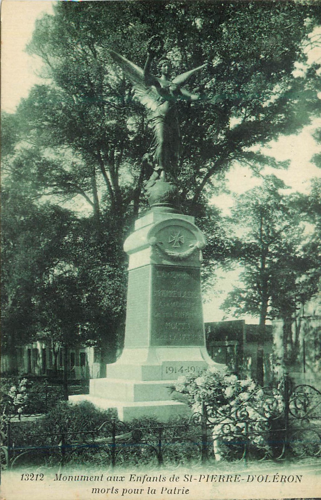CPA Monument aux Enfants de St Pierre D'Oleron Morts pour la Patrie
