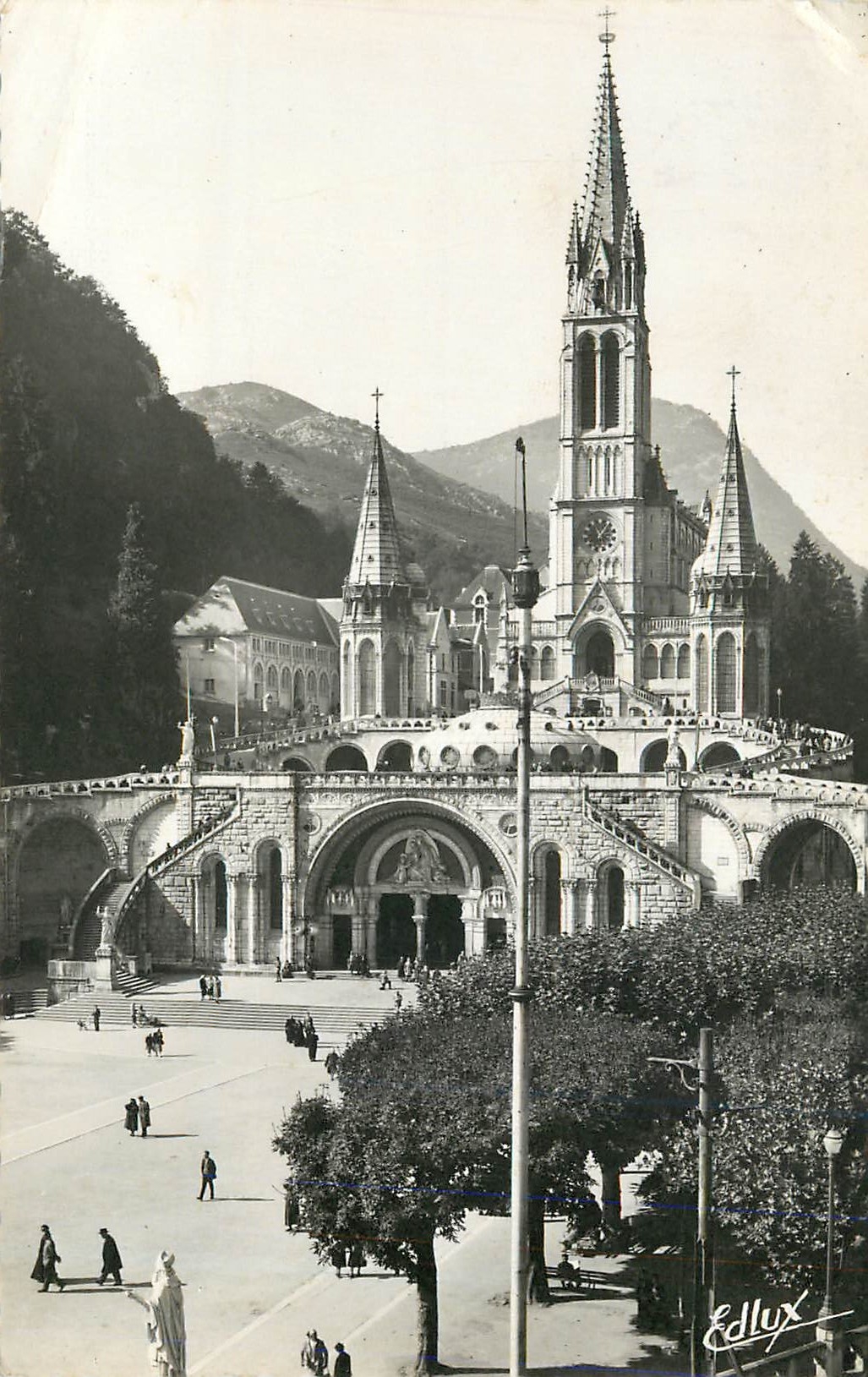 CPM Lourdes La Basilique et L'Esplanade