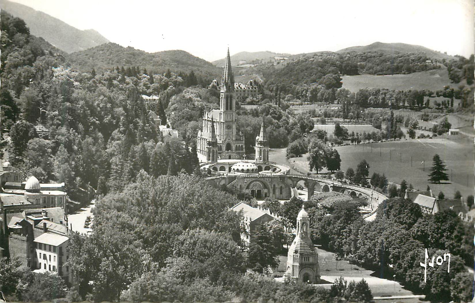 CPM Lourdes Vue Generale de la Basilique