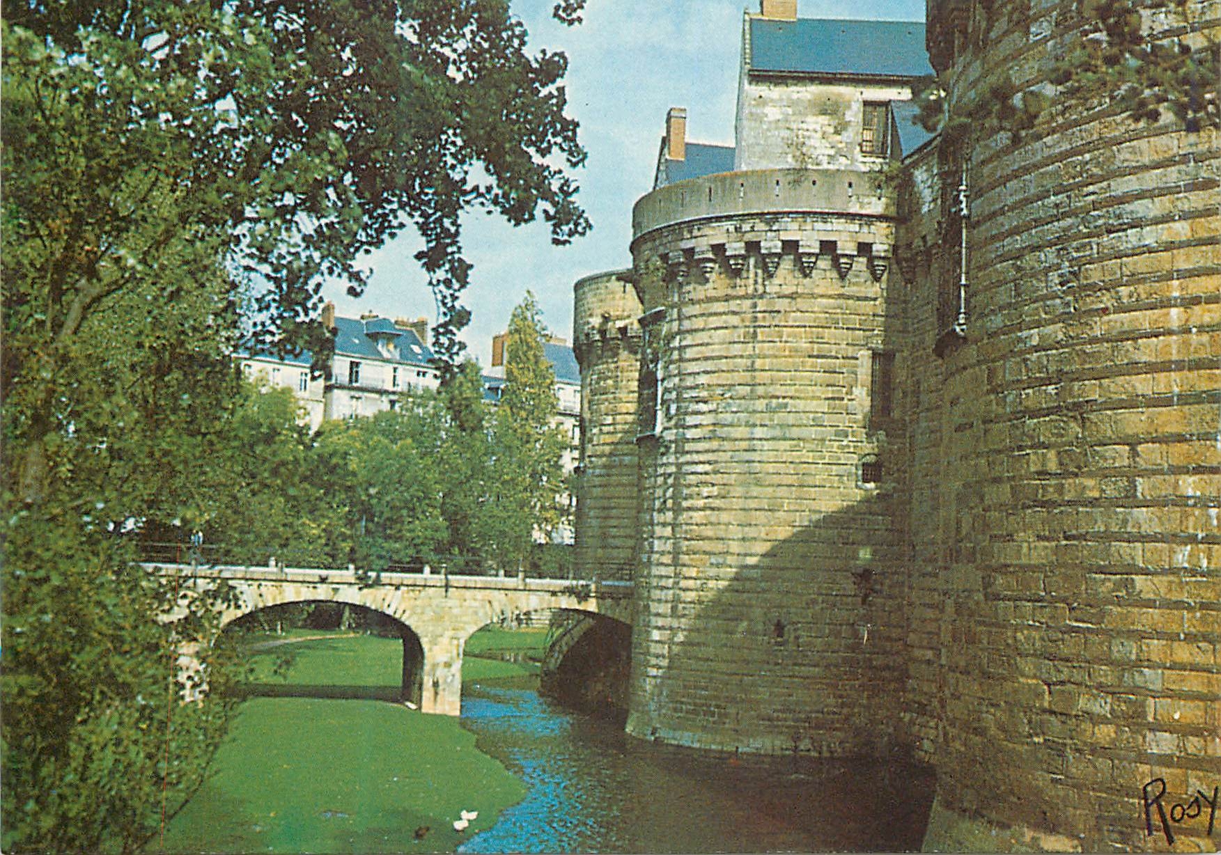 CPM Nantes le Chateau des Ducs de Bretagne l'Entree Principale le Pont Levis Les Tours du Pied de Biche et de Boulangeri