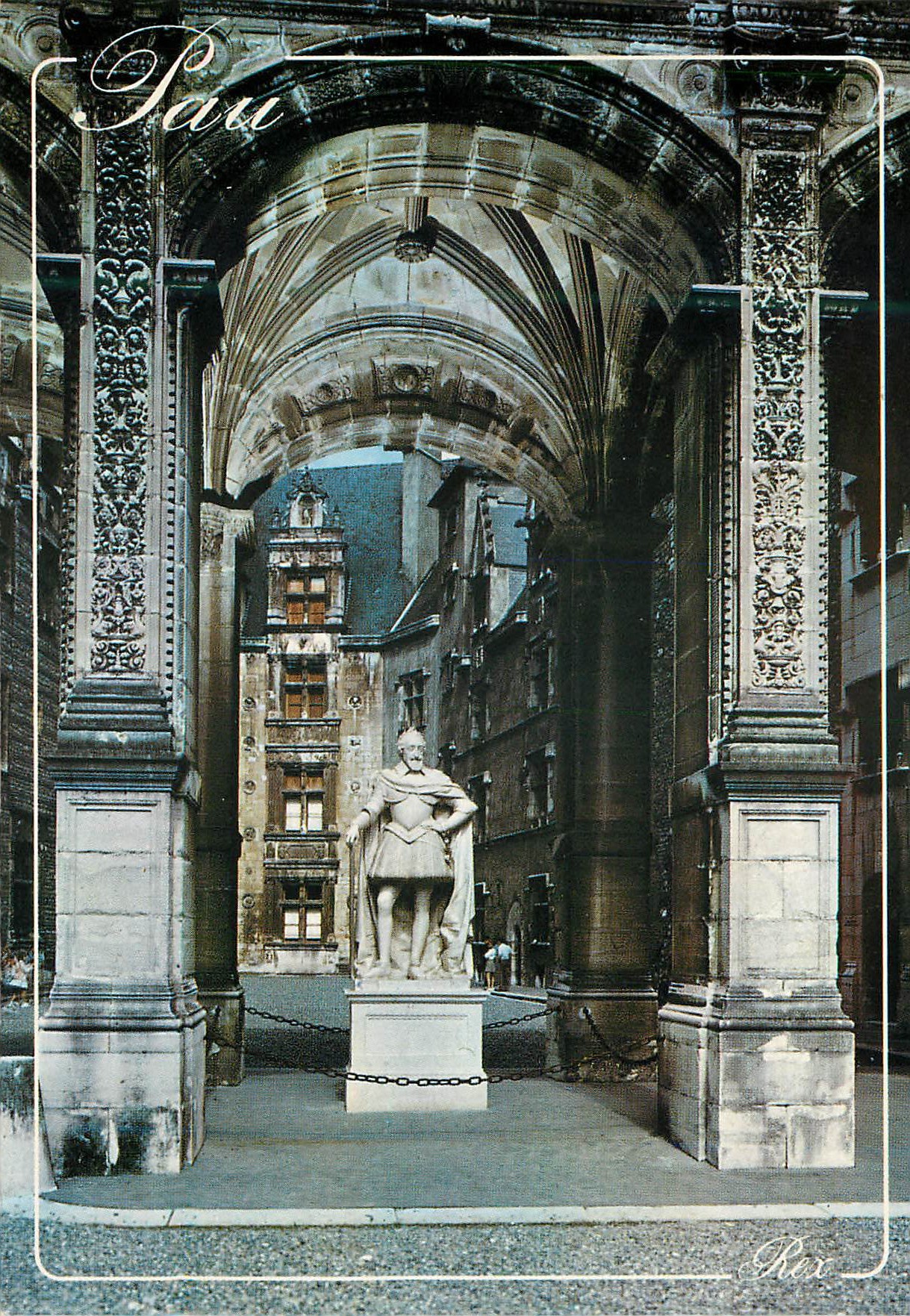 CPM Pau (PA) la Statue d'Henri IV oeuvre de Tremblay et de Gissey sous le Peristyle du Chateau de Pau