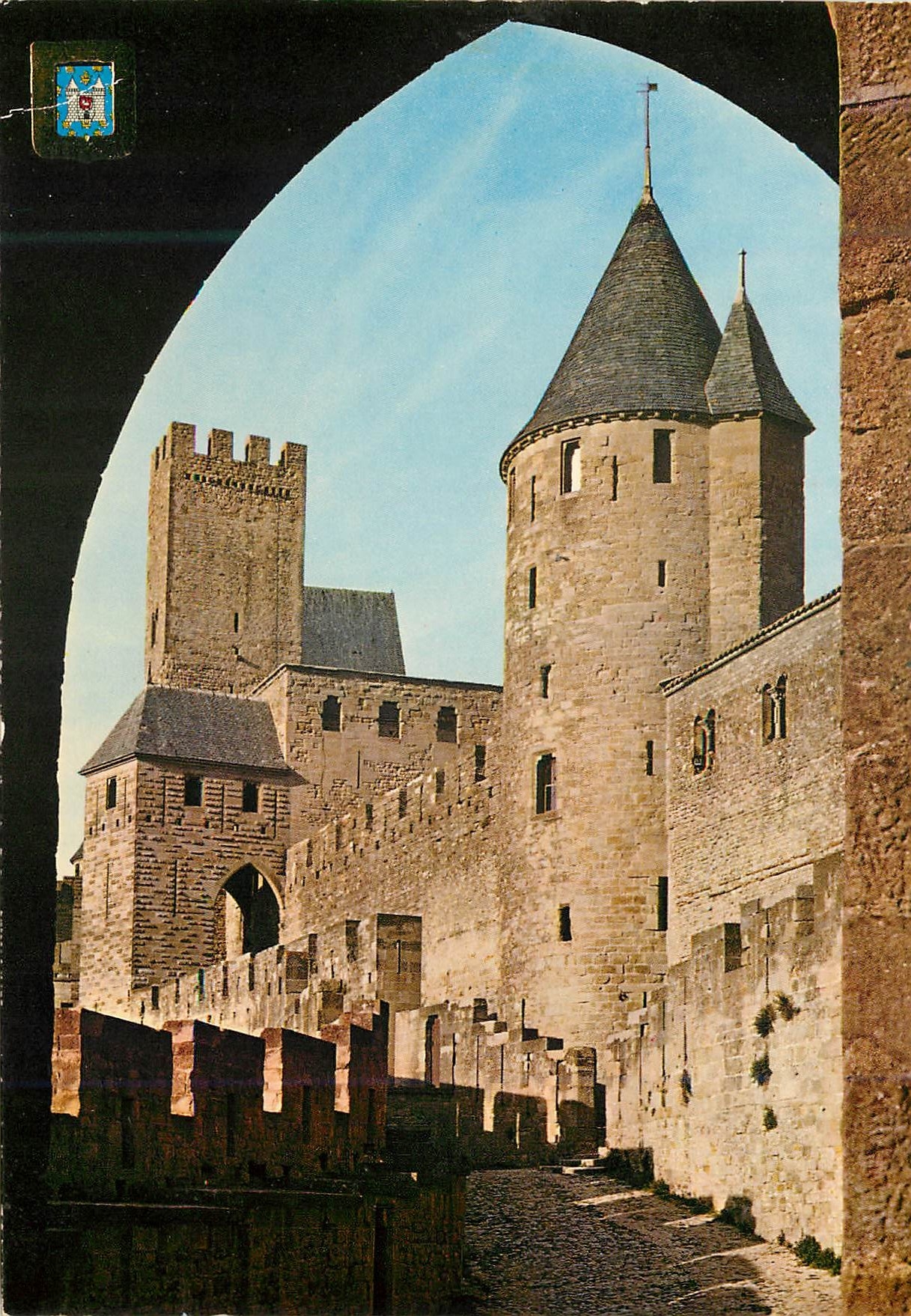 CPM Arts et Couleurs de l'Aude Carcassonne le Chateau la tour de la Justice et l'avant Porte d'Aude